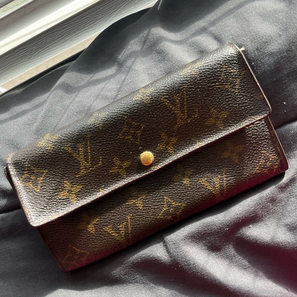 Louis Vuitton Wallet - Picture 9 of 10